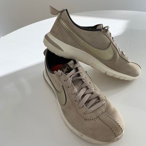 Nike size 8 Rosche Cortez 819862-200